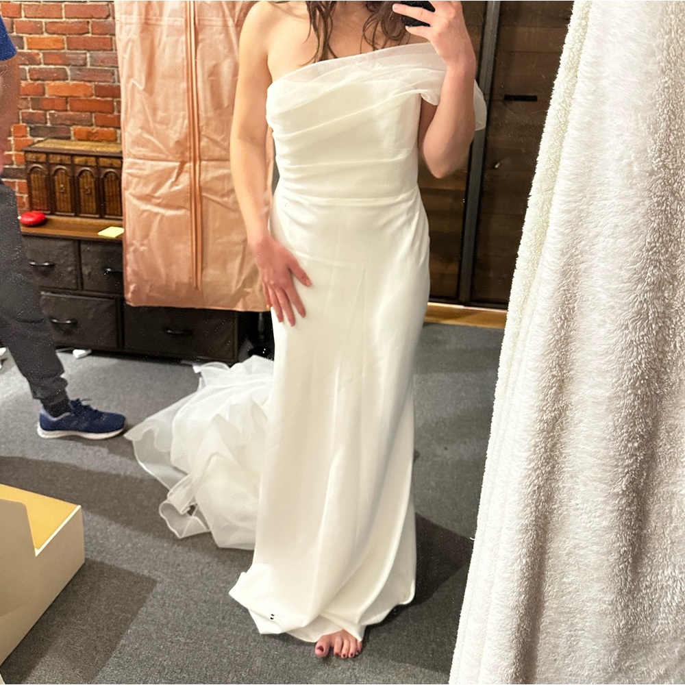 NEVER WORN!! NEWHITE wedding dress. UNWORN and UNALTERED (: